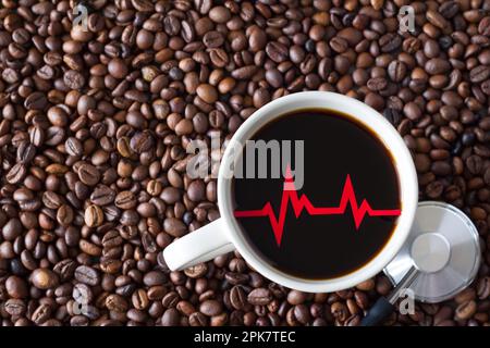 Rote Herzschlaglinie, Kardiogramm in einer Tasse Kaffee auf dem Hintergrund von Kaffeebohnen, Konzeptwirkung von Koffein auf das Herz Stockfoto