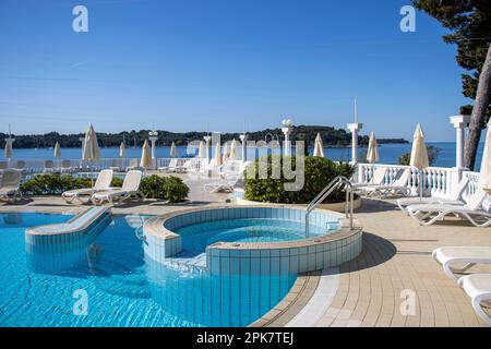 ROVINJ, KROATIEN - 15. MAI 2022 Insel Hotel Katarina - Pool mit Meer im Hintergrund Stockfoto