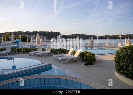 ROVINJ, KROATIEN - 15. MAI 2022 Island Hotel Katarina - Pool Stockfoto