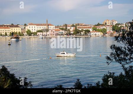 ROVINJ, KROATIEN - 15. MAI 2022 lokaler Fischer und die Altstadt im Hintergrund Stockfoto