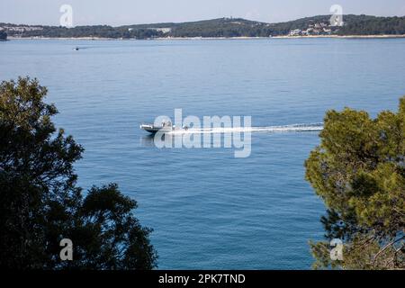 ROVINJ, KROATIEN - 15. MAI 2022 Schnellboot zwischen Inseln in der Adria Stockfoto