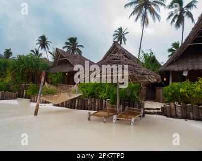 Matemwe, Sansibar, Tansania -Januar, 2021: Holzhütten eines Boutique-Hotels an einem schönen Sandstrand Stockfoto