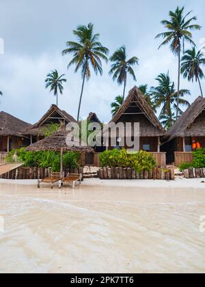 Matemwe, Sansibar, Tansania -Januar, 2021: Holzhütten eines Boutique-Hotels an einem schönen Sandstrand Stockfoto