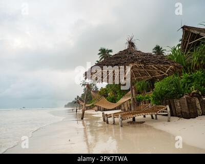 Matemwe, Sansibar, Tansania -Januar, 2021: Holzhütten eines Boutique-Hotels an einem schönen Sandstrand Stockfoto
