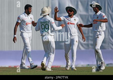 Ebadot Hossain feiert nach dem Lorcan Tucker (Unseen) Wicket am dritten Tag des alleinigen Testspiels zwischen Bangladesch und Irland in Sher Stockfoto