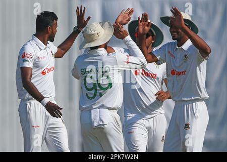 Ebadot Hossain feiert nach dem Lorcan Tucker (Unseen) Wicket am dritten Tag des alleinigen Testspiels zwischen Bangladesch und Irland in Sher Stockfoto