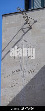 Mittags Mark Sundial, Paternoster Square von Frank King und Lida Lopes Cardozo Kindersley Stockfoto