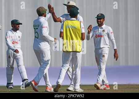 Ebadot Hossain feiert nach dem Lorcan Tucker (Unseen) Wicket am dritten Tag des alleinigen Testspiels zwischen Bangladesch und Irland in Sher Stockfoto