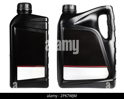 Nahaufnahme zweier schwarzer Kunststoffbehälter, isoliert auf weißem Hintergrund. Kleine und große Flasche zum Verpacken von Flüssigkeiten mit Kopierbereich auf dem Aufkleber. Kraftstoff, Öl. Stockfoto