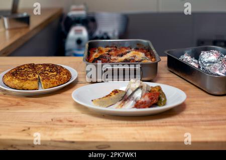 Ein Mann, der Speisen zubereitet, Teller mit italienischem Essen auf einer Restaurantküche. Stockfoto
