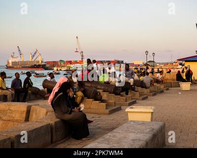 Stone Town, Sansibar - Jan, 2021: Blick auf den Hafen von Sansibar mit großen Schiffen von den Forodhani-Gärten aus gesehen. Forodhani Park, Tansania. Afrika Stockfoto