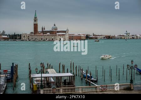 Auf der anderen Seite des Giudecca-Kanals liegt die Kirche San Giorgio Maggiore, Venedig, Italien. Stockfoto