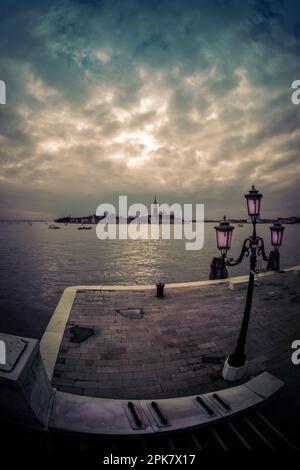 Auf der anderen Seite des Giudecca-Kanals liegt die Kirche San Giorgio Maggiore, Venedig, Italien. Stockfoto