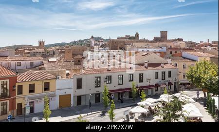 Cáceres Spanien - 09 12 2021: Panoramablick auf die Innenstadt von Cáceres, Torre Bujaco, Arco de la Estrella und andere denkmalgeschützte Gebäude Stockfoto