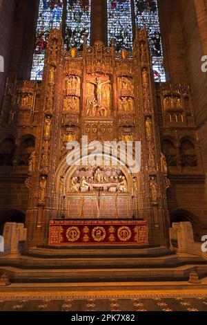 Hochaltar und mit Palmen gekleidete Reredos, im Innern der anglikanischen Kathedrale, St. James Mt, St. James Road, Liverpool, Merseyside, ENGLAND, GROSSBRITANNIEN, L1 7AZ Stockfoto