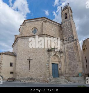 Cuenca/Spanien - 05 13 2021 Uhr: Außenansicht der Kirche San Pedro, im höchsten Teil der Stadt Cuenca, erbaut auf einer alten arabischen Moschee Stockfoto