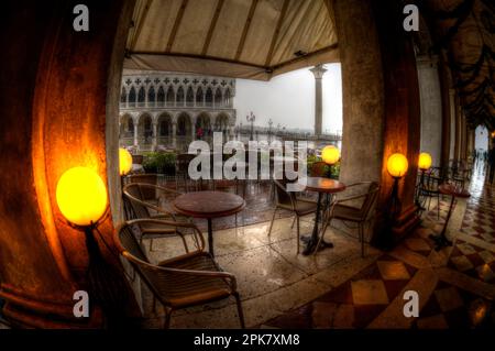 Ein langsamer Start an einem nassen Tag in der Caffè Gelateria Al Todaro Dal 1948, Markusplatz, Venedig, Italien. Stockfoto