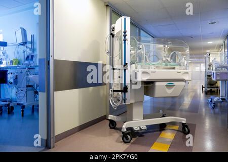 Ein Inkubatorbett auf einer pädiatrischen Intensivstation eines Universitätsklinikums. Stockfoto