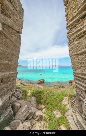 Cala Rossa Beach in favignana. Egadi-Inseln. Paradies klares, türkisblaues Wasser mit Booten und bewölktem blauem Himmel. Sizilien. Stockfoto