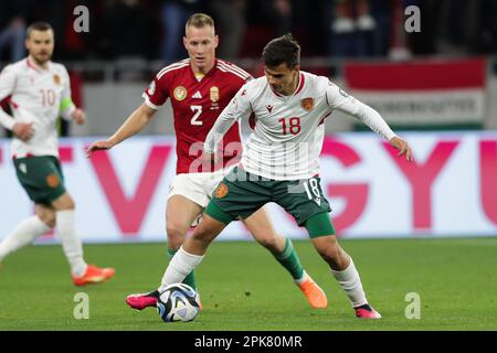 Budapest, Ungarn. 27. März 2023. Adam lang von Ungarisch (L) und Nikola IIiev von Bulgarien (R) in Aktion während des 2024-Qualifikationsrunden-Spiels zwischen Ungarn und Bulgarien in der Puskas Arena. Endergebnis: Ungarn 3:0 Bulgarien. Kredit: SOPA Images Limited/Alamy Live News Stockfoto