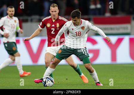 Budapest, Ungarn. 27. März 2023. Adam lang von Ungarisch (L) und Nikola IIiev von Bulgarien (R) in Aktion während des 2024-Qualifikationsrunden-Spiels zwischen Ungarn und Bulgarien in der Puskas Arena. Endergebnis: Ungarn 3:0 Bulgarien. (Foto: Grzegorz Wajda/SOPA Images/Sipa USA) Guthaben: SIPA USA/Alamy Live News Stockfoto