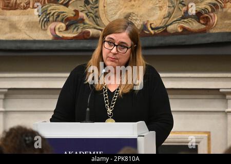 München, Deutschland. 09. Februar 2023. Karen Pontoppidan, Präsidentin der Akademie der Schönen Künste München, spricht bei der Diplomzeremonie 2023 in der Aula des Alten Gebäudes der Akademie der Schönen Künste vor Studenten und Publikum. Kredit: Felix Hörhager/dpa/Alamy Live News Stockfoto