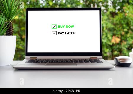 Jetzt kaufen, später bezahlen, Konzept auf Laptop Stockfoto