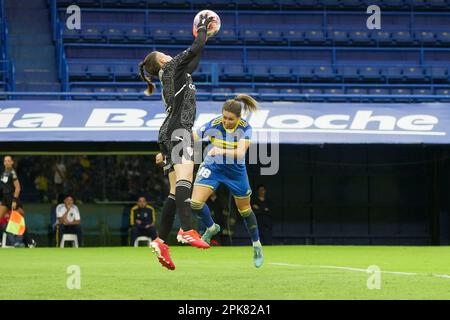 Stadt Buenos Aires, Argentinien. 02. April 2023. Stadt Buenos Aires, Argentinien, April 2. 2023 Sport. 2. April 2023. Stadt Buenos Aires, Argentinien.-der Torhüter von River Plate, ESPONDA (1), versucht, während des Spiels zwischen den ewigen Rivalen im Alberto J. Armando „Bombonera“-Stadion für die YPF Championship 2023 dem Ball zu entkommen. (Julieta Ferrario/SPP) Kredit: SPP Sport Press Photo. Alamy Live News Stockfoto