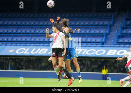 Stadt Buenos Aires, Argentinien. 02. April 2023. Stadt Buenos Aires, Argentinien, April 2. 2023 Sport. 2. April 2023. Buenos Aires, Argentinien.-der Torwart von River Plate, ESPONDA, versucht, während des Spiels zwischen den ewigen Rivalen im Alberto J. Armando „Bombonera“-Stadion für die YPF Championship 2023 den Ball zu erobern. (Julieta Ferrario/SPP) Kredit: SPP Sport Press Photo. Alamy Live News Stockfoto