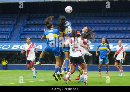 Stadt Buenos Aires, Argentinien. 02. April 2023. Stadt Buenos Aires, Argentinien, April 2. 2023 Sport. 2. April 2023. Stadt Buenos Aires, Argentinien.-der Torhüter von River Plate, ESPONDA, versucht, den Ball während des Spiels zwischen den ewigen Rivalen BOCA JUNIORS V RIVER PLATE im Alberto J. Armando „Bombonera“-Stadion für die YPF Championship 2023 zu knacken. (Julieta Ferrario/SPP) Kredit: SPP Sport Press Photo. Alamy Live News Stockfoto