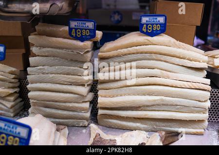 Streifen von gesalzenem Bacalla-Fischfilet-Kabeljau auf einem Straßenmarkt in Spanien Stockfoto