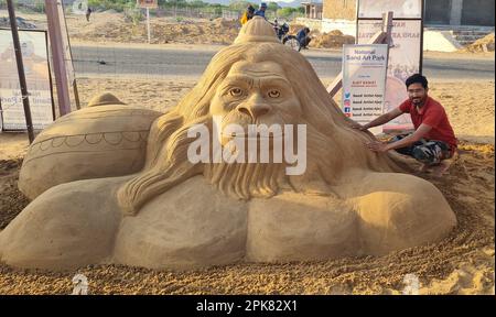 Eine Sandkunst von Lord Hanuman, geschaffen vom Sandkünstler Ajay Rawat anlässlich Hanuman Jayanti (Geburtstag) in Puschkar. (Foto: Sumit Saraswat/Pacific Press) Stockfoto