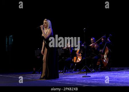 Rom, Italien. 04. April 2023. Rom, Italien, am 4. April 2023 tritt Romina Falconi während des Live-Konzerts von „Insegnami la Vita Tour Teatrale 2023" im Teatro Quirino in Rom, Italien, am 4. April 2023 auf (Foto von Roberto Bettacchi/Pacific Press). Kredit: Pacific Press Production Corp./Alamy Live News Stockfoto
