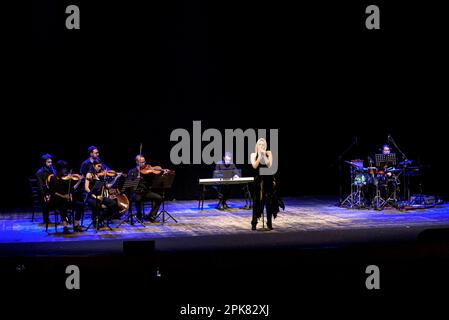 Rom, Italien. 04. April 2023. Rom, Italien, am 4. April 2023 tritt Romina Falconi während des Live-Konzerts von „Insegnami la Vita Tour Teatrale 2023" im Teatro Quirino in Rom, Italien, am 4. April 2023 auf (Foto von Roberto Bettacchi/Pacific Press). Kredit: Pacific Press Production Corp./Alamy Live News Stockfoto