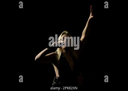 Rom, Italien. 04. April 2023. Rom, Italien, am 4. April 2023 tritt Romina Falconi während des Live-Konzerts von „Insegnami la Vita Tour Teatrale 2023" im Teatro Quirino in Rom, Italien, am 4. April 2023 auf (Foto von Roberto Bettacchi/Pacific Press). Kredit: Pacific Press Production Corp./Alamy Live News Stockfoto