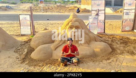 Eine Sandkunst von Lord Hanuman, geschaffen vom Sandkünstler Ajay Rawat anlässlich Hanuman Jayanti (Geburtstag) in Puschkar. (Foto: Sumit Saraswat/Pacific Press) Stockfoto