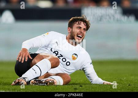 Nico Gonzalez (Valencia CF, Nr. 17) sieht beim LaLiga Santander Match zwischen Valencia CF und Rayo Vallecano im Mestalla Stadium am April deprimiert aus Stockfoto