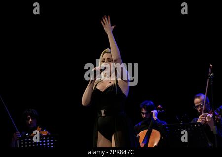 4. April 2023, Rom, Italien: Romina Falconi tritt am 4. April 2023 während des Live-Konzerts von â€˜Insegnami la Vita Tour Teatrale 2023â€™ im Teatro Quirino in Rom auf (Kreditbild: © Roberto Bettacchi/Pacific Press via ZUMA Press Wire) NUR REDAKTIONELLE VERWENDUNG! Nicht für den kommerziellen GEBRAUCH! Stockfoto