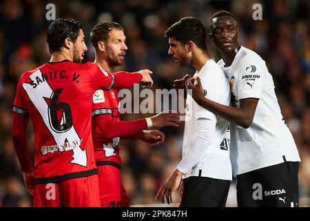 Mouctar Diakhaby (Valencia CF, Nr. 12) und Cenk Ozkacar (Valencia CF, Nr. 15) in Aktion während des Spiels LaLiga Santander zwischen Valencia CF und Rayo Valle Stockfoto
