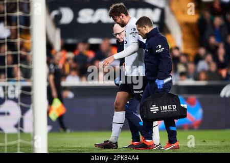 Nico Gonzalez (Valencia CF, Nr. 17) sieht beim LaLiga Santander Match zwischen Valencia CF und Rayo Vallecano im Mestalla Stadium am April deprimiert aus Stockfoto