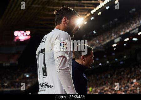 Nico Gonzalez (Valencia CF, Nr. 17) sieht beim LaLiga Santander Match zwischen Valencia CF und Rayo Vallecano im Mestalla Stadium am April deprimiert aus Stockfoto