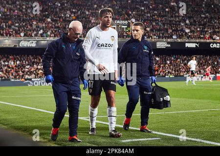 Nico Gonzalez (Valencia CF, Nr. 17) sieht beim LaLiga Santander Match zwischen Valencia CF und Rayo Vallecano im Mestalla Stadium am April deprimiert aus Stockfoto