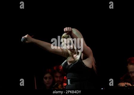 4. April 2023, Rom, Italien: Romina Falconi tritt am 4. April 2023 während des Live-Konzerts von â€˜Insegnami la Vita Tour Teatrale 2023â€™ im Teatro Quirino in Rom auf (Kreditbild: © Roberto Bettacchi/Pacific Press via ZUMA Press Wire) NUR REDAKTIONELLE VERWENDUNG! Nicht für den kommerziellen GEBRAUCH! Stockfoto