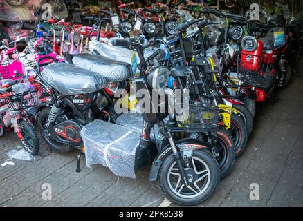 Vietnamesische Elektroroller zum Verkauf in einem Geschäft in Pleiku, Vietnam. Stockfoto