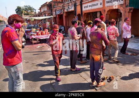 Holi Festival-Teilnehmer, Jaipur Indien. Holi ( /ˈhoʊliː/) ist ein beliebtes und bedeutendes Hindu-Festival, das als Festival of Colours, Love, Spring gefeiert wird Stockfoto