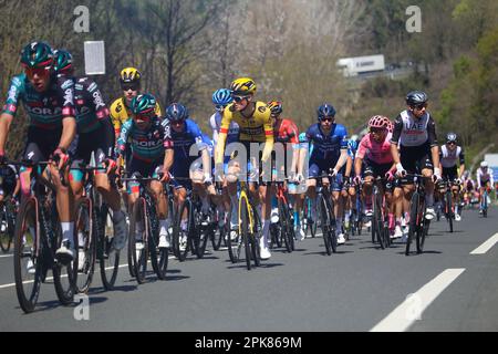 Iraeta, Spanien. 05. April 2023. Das Peloton mit den Jumbo-Visma-Reitern während der 3. Etappe des Baskenlandes Itzulia 2023 zwischen Errenteria und Amasa-Villabona am 05. April 2023 in Irak, Spanien. (Foto: Alberto Brevers/Pacific Press) Kredit: Pacific Press Media Production Corp./Alamy Live News Stockfoto