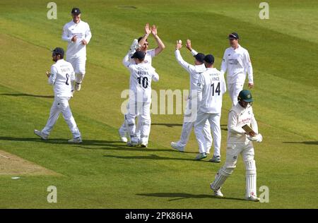 Lyndon James (rechts) in Nottinghamshire sieht deprimiert aus, nachdem er von Liam Dawson aus Hampshire während des ersten Tages des Spiels der LV= Insurance County Championship Division Two beim Ageas Bowl, Southampton, von einem Ball von Kyle Abbott erwischt wurde. Foto: Donnerstag, 6. April 2023. Stockfoto