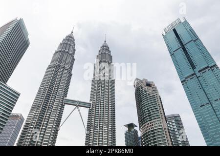 Kuala Lumpur, Malaysia - 25. November 2019: Skyline der Stadt mit Petronas Twin Towers Stockfoto