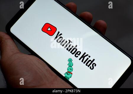 Kairo, Ägypten, April 1 2023: Starten und Starten der YouTube Kids-Anwendung auf einem Samsung Smartphone, einer amerikanischen Video-App und einer Website für Chil Stockfoto