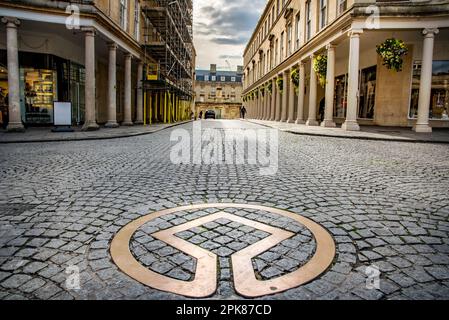 Enge Straße des Stadtzentrums von Bath in Großbritannien Stockfoto